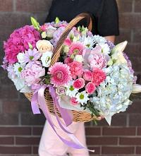Цветочная композиция из Розы, Хризантемы, Пионы и Лизиантусы в корзине в Объячево