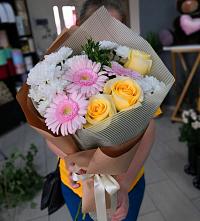 Букет цветов из:  Герберы, Розы и Хризантемы в Объячево