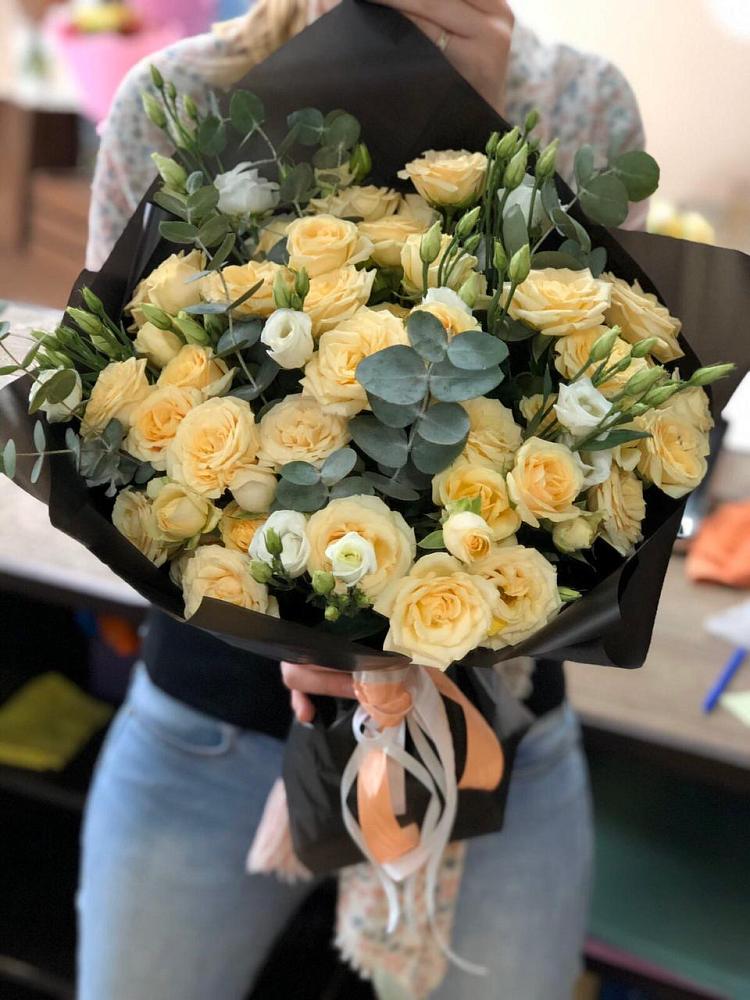 Букет цветов из: Розы и Лизиантусы в Объячево