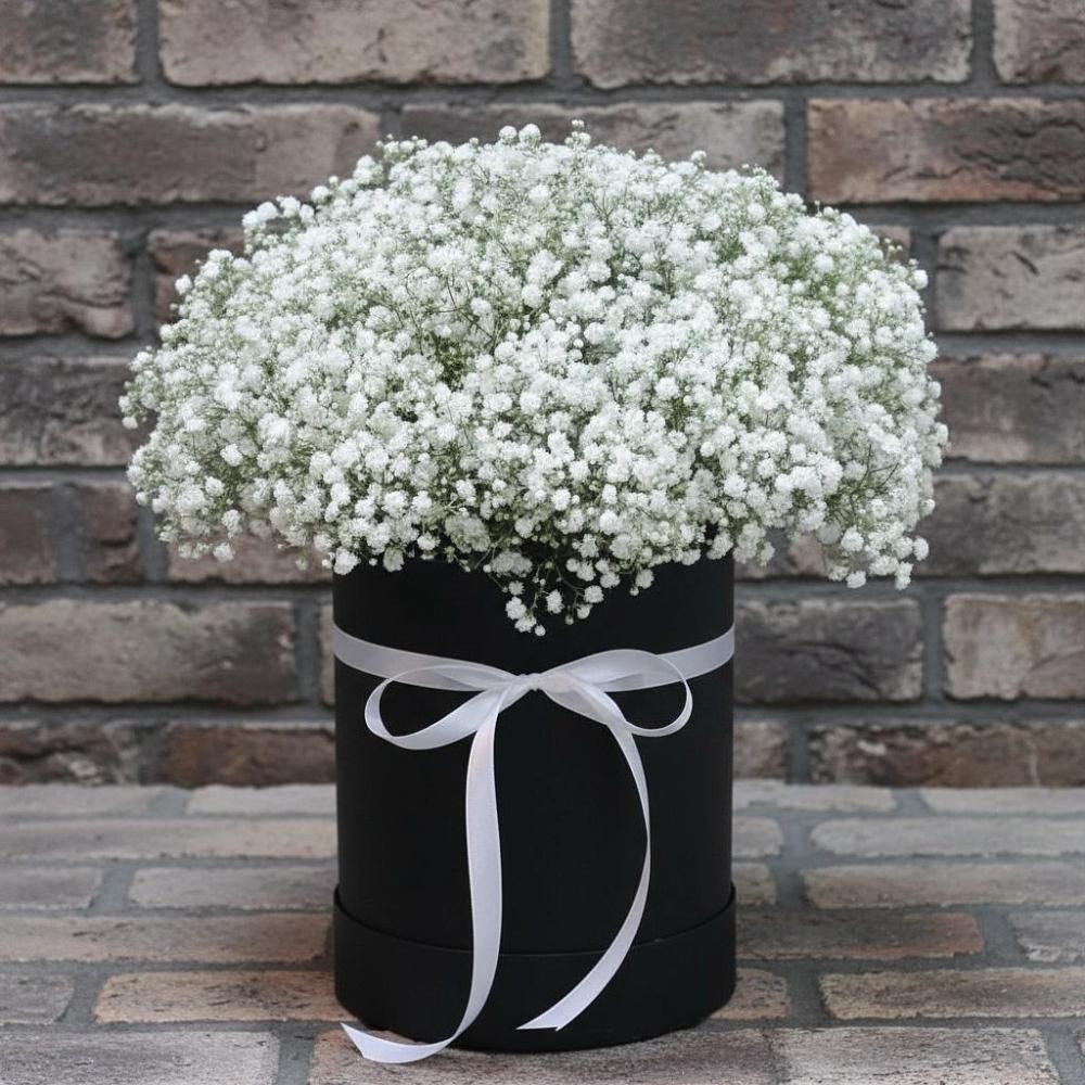 Цветочная композиция из Гипсофила в шляпной коробке в Объячево