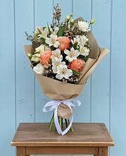 Букет цветов из:  Альстромерии, Лизиантусы, Розы и Хризантемы в Объячево