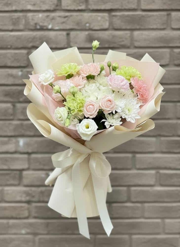 Букет цветов из: Гвоздики, Розы, Лизиантусы и Хризантемы в Объячево