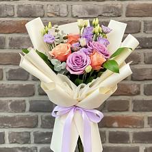 Букет цветов из:  Лизиантусы и Розы в Объячево