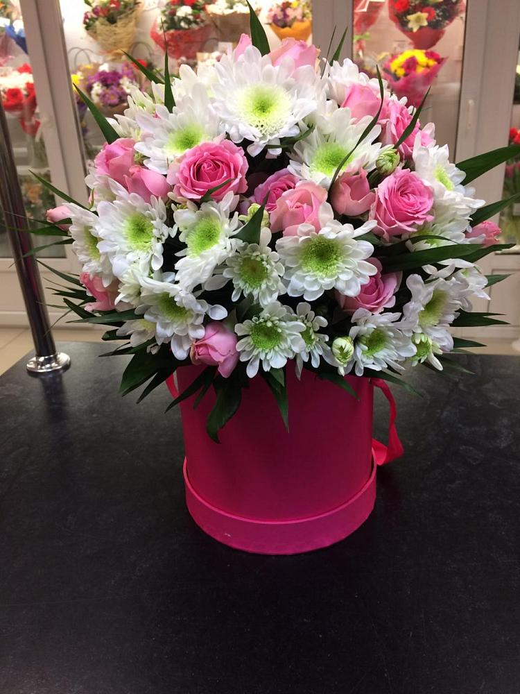 Цветочная композиция из Розы и Хризантемы в шляпной коробке в Объячево