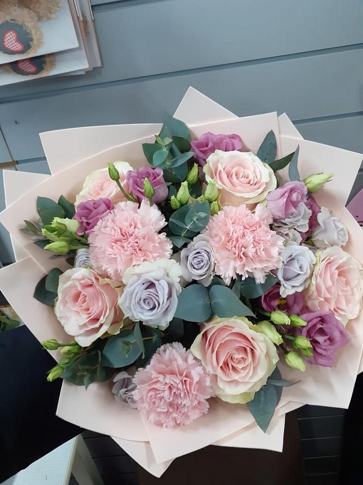 Букет цветов из: Розы, Гвоздики и Лизиантусы в Объячево