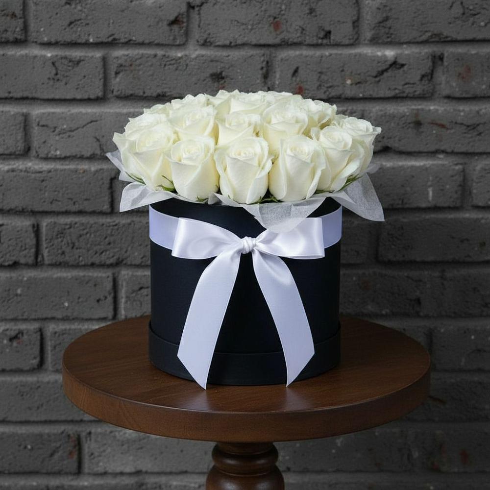 Цветочная композиция из Розы в шляпной коробке в Объячево