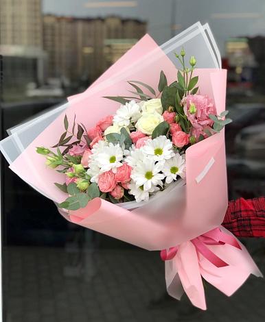Букет цветов из: Розы, Лизиантусы и Хризантемы в Объячево