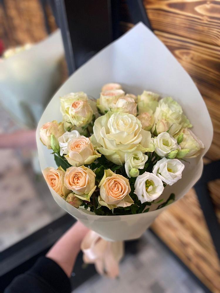 Букет цветов из: Розы и Лизиантусы в Объячево